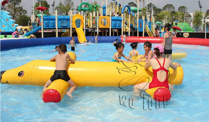 水狗中小型水上漂浮物夏季嬉水樂園水池搭配休閑設(shè)施