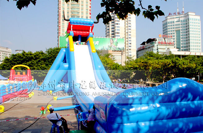 充氣水滑梯體驗(yàn)好玩的滑道夏季水樂(lè)園趣味充氣大滑梯