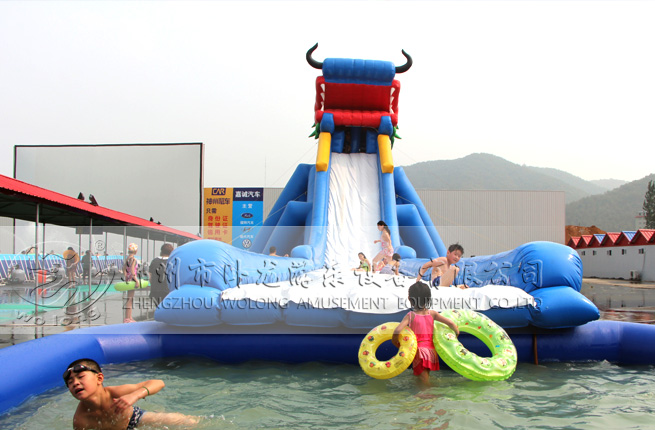 充氣水滑梯體驗(yàn)好玩的滑道夏季水樂(lè)園趣味充氣大滑梯