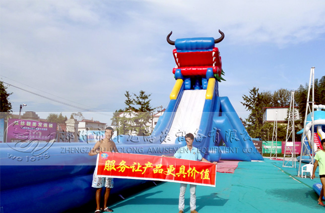 充氣水滑梯體驗(yàn)好玩的滑道夏季水樂(lè)園趣味充氣大滑梯